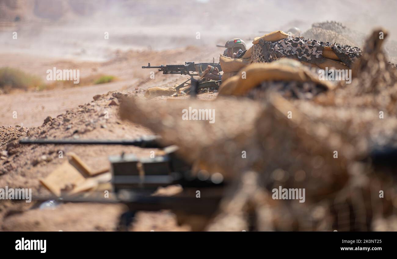 AQABA, Jordanien – US-Marineinfanteristen, die dem Central Command (FASTCENT) des Anti-Terror-Sicherheitsteams der Flotte, den Royal Jordanian Marineinfanteristen des Marine Bataillons 77. und den Royal Saudi Marineinfanteristen zugewiesen sind, setzen während der Abschlussübung Eager Lion 22 auf dem Royal Jordanian Naval Base, Jordanien, am 11. September 2022 simulierte Seestreitkräfte ein. Eager Lion 22 ist eine vom Haschemitischen Königreich Jordanien veranstaltete multilaterale Übung, die den Austausch militärischer Expertise und die Verbesserung der Interoperabilität zwischen den Partnerländern zum Ziel hat und den Grundstein für eine umfassendere militärische Beziehung der USA zum jordanischen Arm darstellt Stockfoto