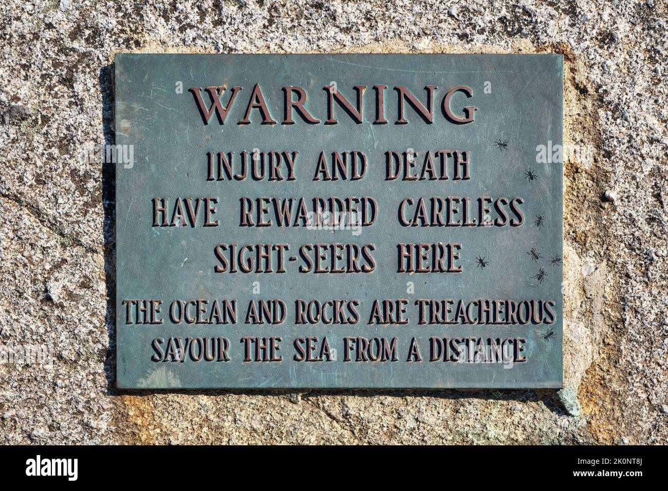 Schild, das Besucher der Pegg'y Cove vor den Gefahren der Felsen und des Ozeans warnt. Zahlreiche Menschen wurden verletzt und einige starben in und um sie herum Stockfoto