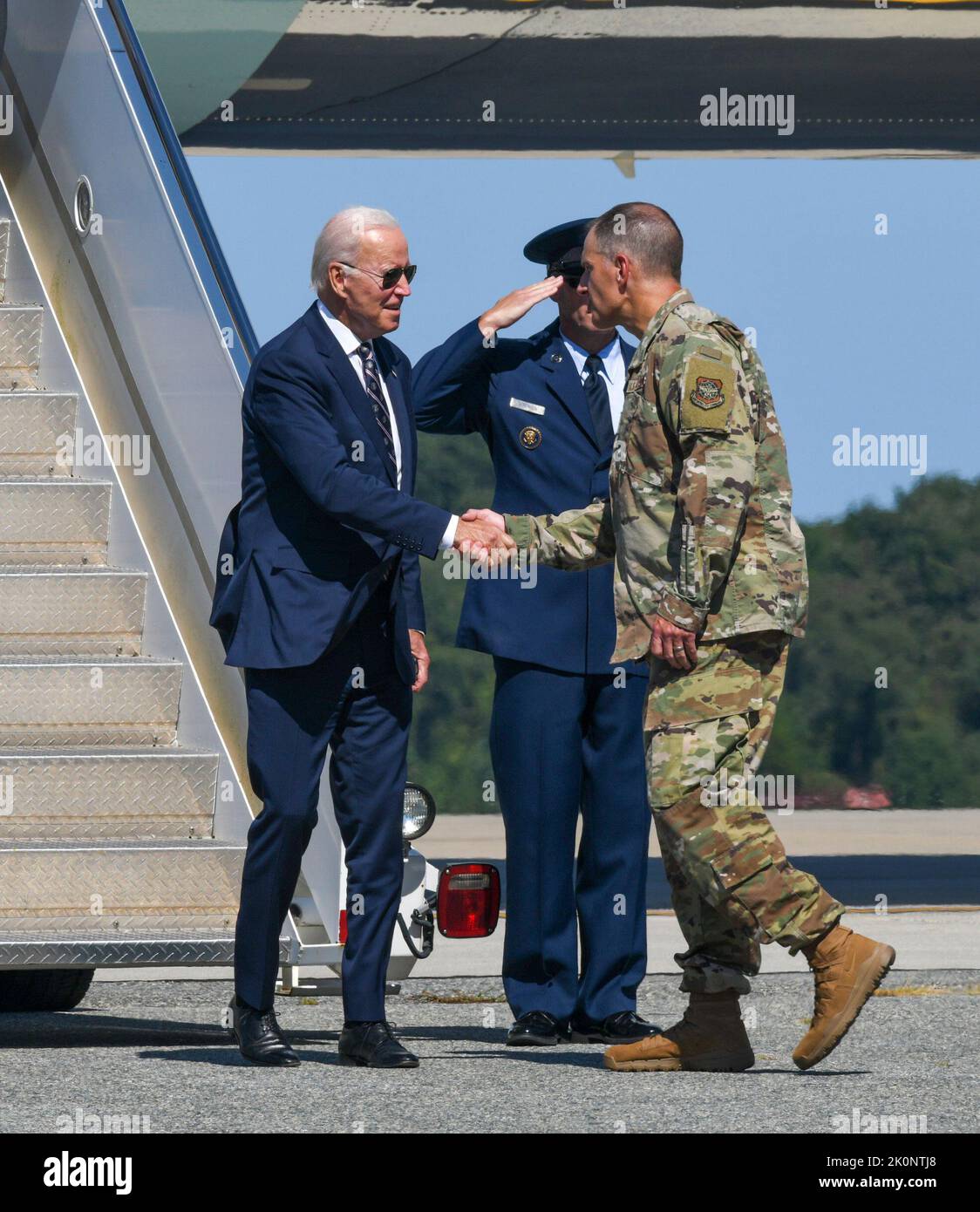 US-Präsident Joe Biden, links, schüttelt sich die Hände mit Oberst Matt Husemann, Kommandant des Luftwaffenflügels 436., nachdem er am 9. September 2022 auf dem Dover Air Force Base in Delaware angekommen war. Stockfoto