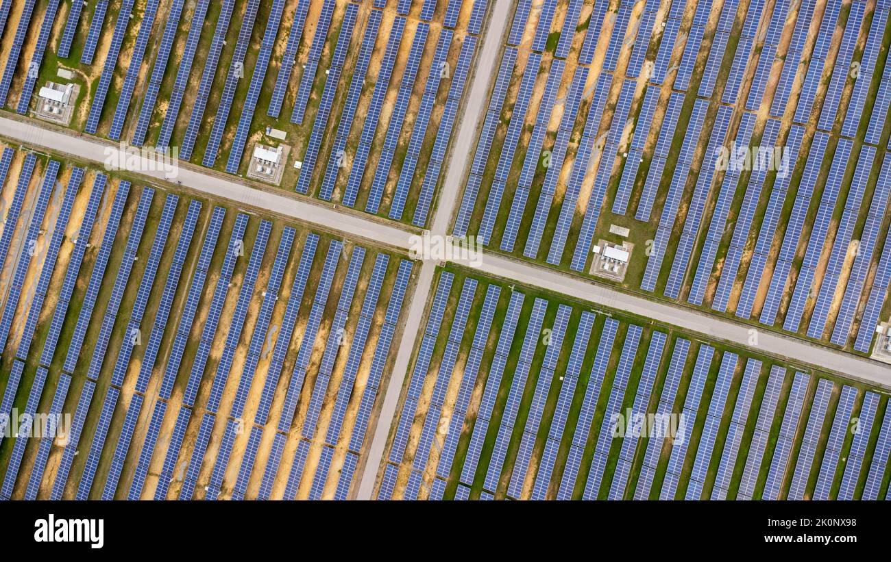 Luftaufnahme des Solarkraftwerks auf dem grünen Feld. Sonnenkollektoren-System für die Solarstromerzeugung. Grüne Energie für eine nachhaltige Entwicklung, um c Stockfoto