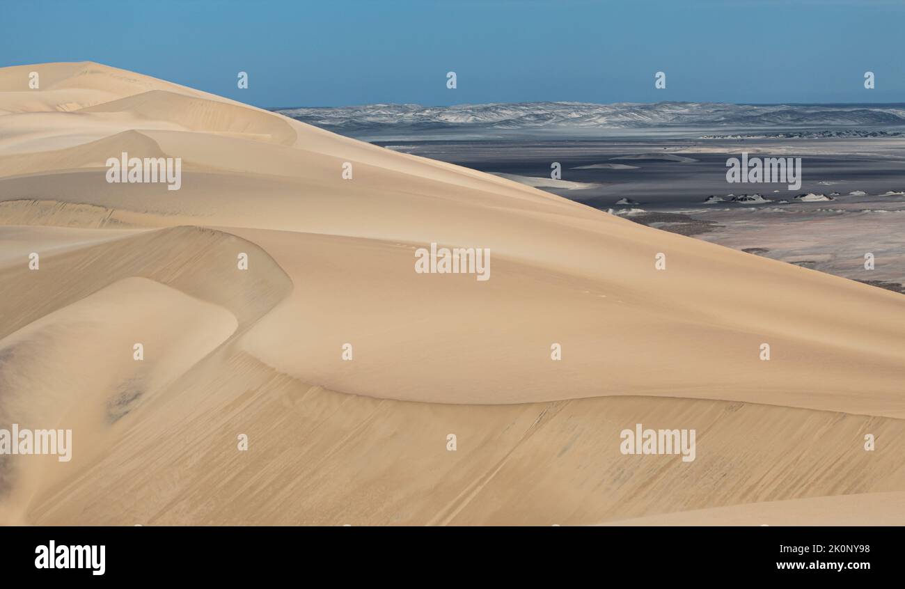 Die 300 Meter hohen Sanddünen Namibias, die die 1.570 Kilometer lange Küste sägen. Stockfoto