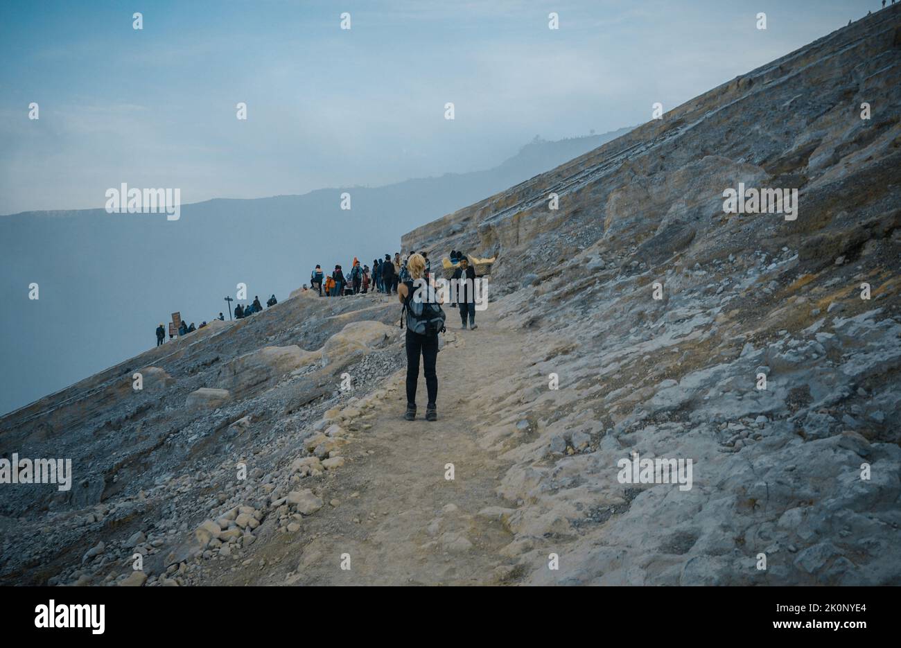 Banyuwangi, Indonesien - 13. Oktober 2019 : morgendliche Aktivität auf dem Gipfel des Berges Ijen Banyuwangi Indonesien. Stockfoto