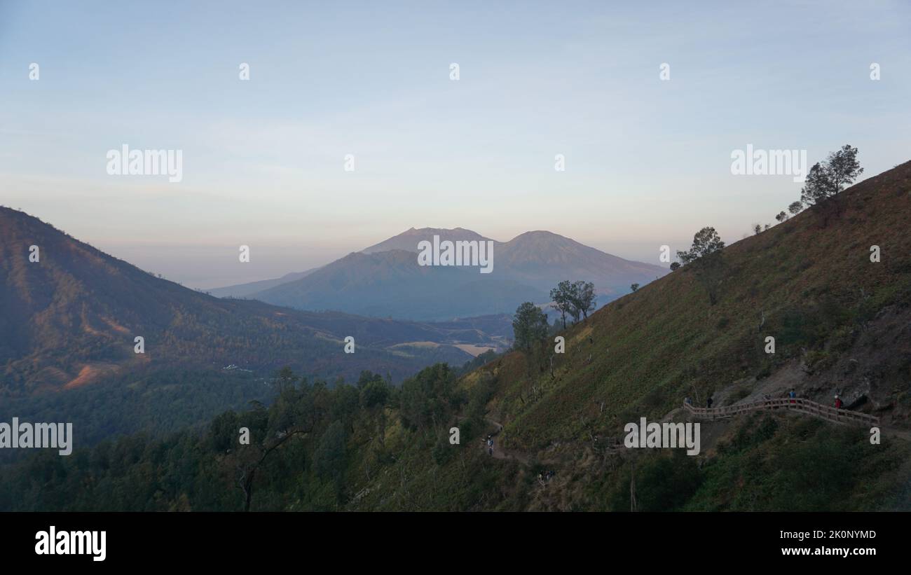 Banyuwangi, Indonesien - 13. Oktober 2019 : morgendliche Aktivität auf dem Gipfel des Berges Ijen Banyuwangi Indonesien. Stockfoto