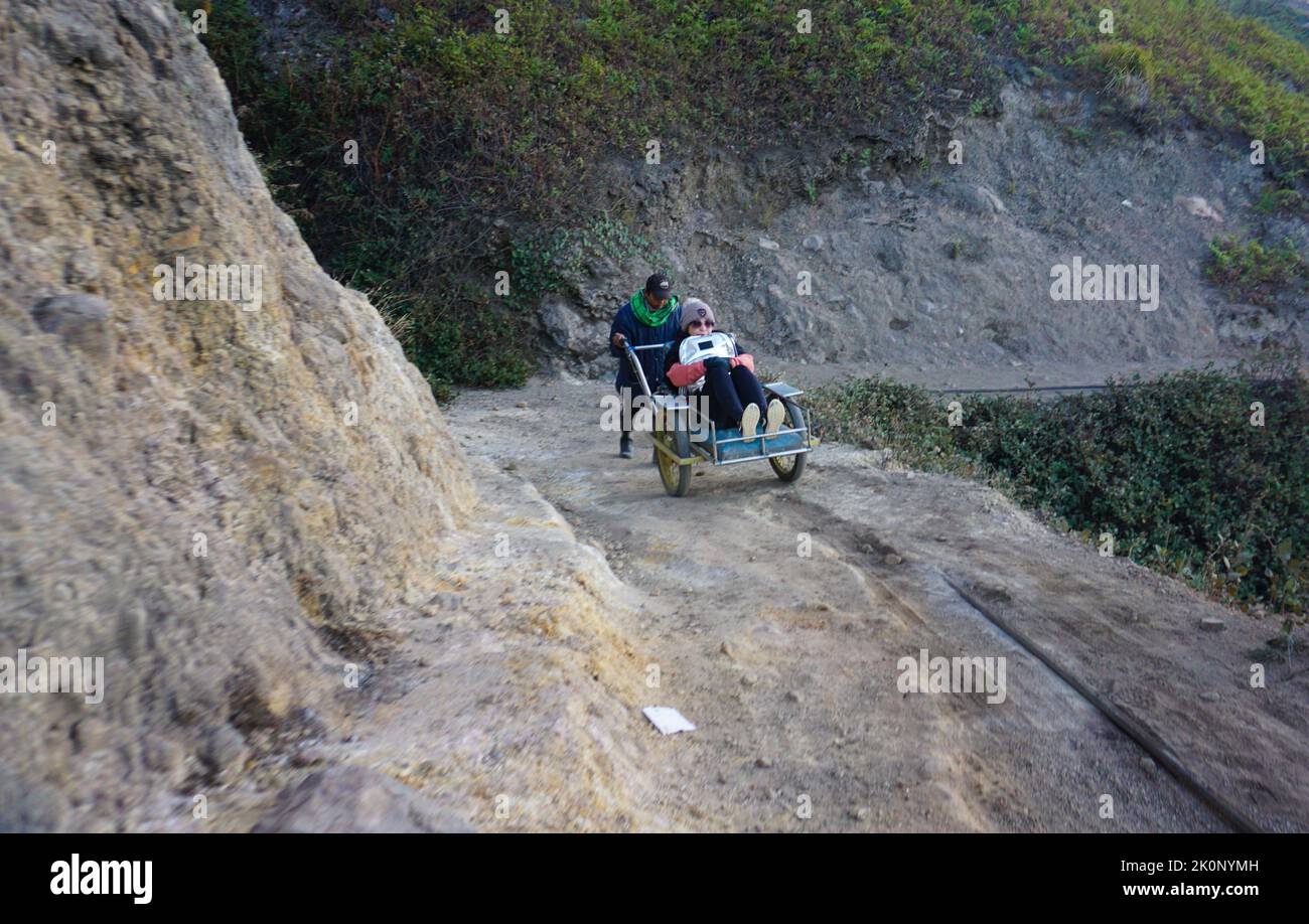 Banyuwangi, Indonesien - 13. Oktober 2019 : morgendliche Aktivität auf dem Gipfel des Berges Ijen Banyuwangi Indonesien. Stockfoto