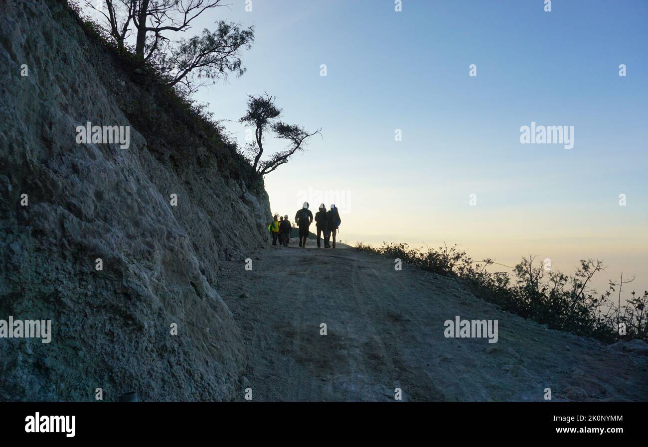 Banyuwangi, Indonesien - 13. Oktober 2019 : morgendliche Aktivität auf dem Gipfel des Berges Ijen Banyuwangi Indonesien. Stockfoto