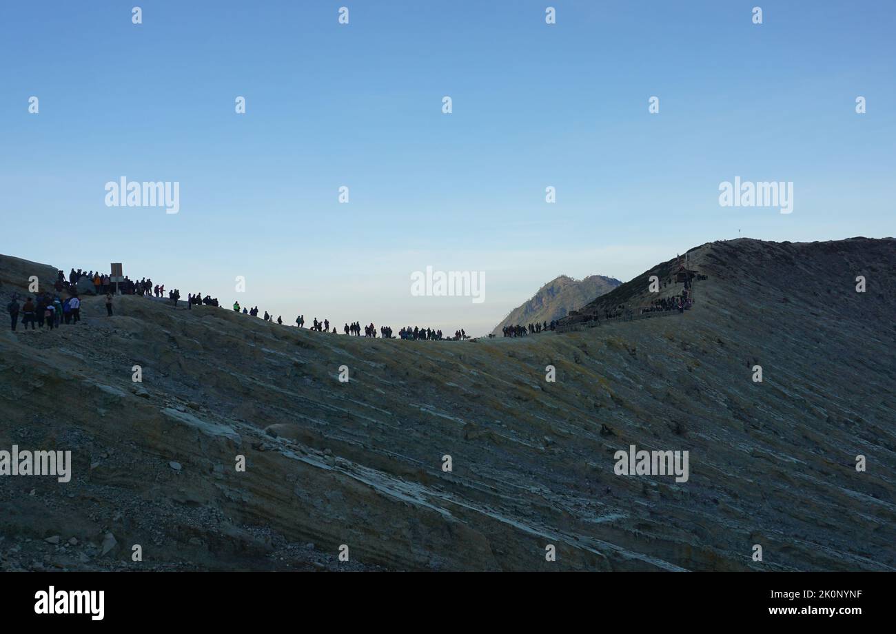 Banyuwangi, Indonesien - 13. Oktober 2019 : morgendliche Aktivität auf dem Gipfel des Berges Ijen Banyuwangi Indonesien. Stockfoto