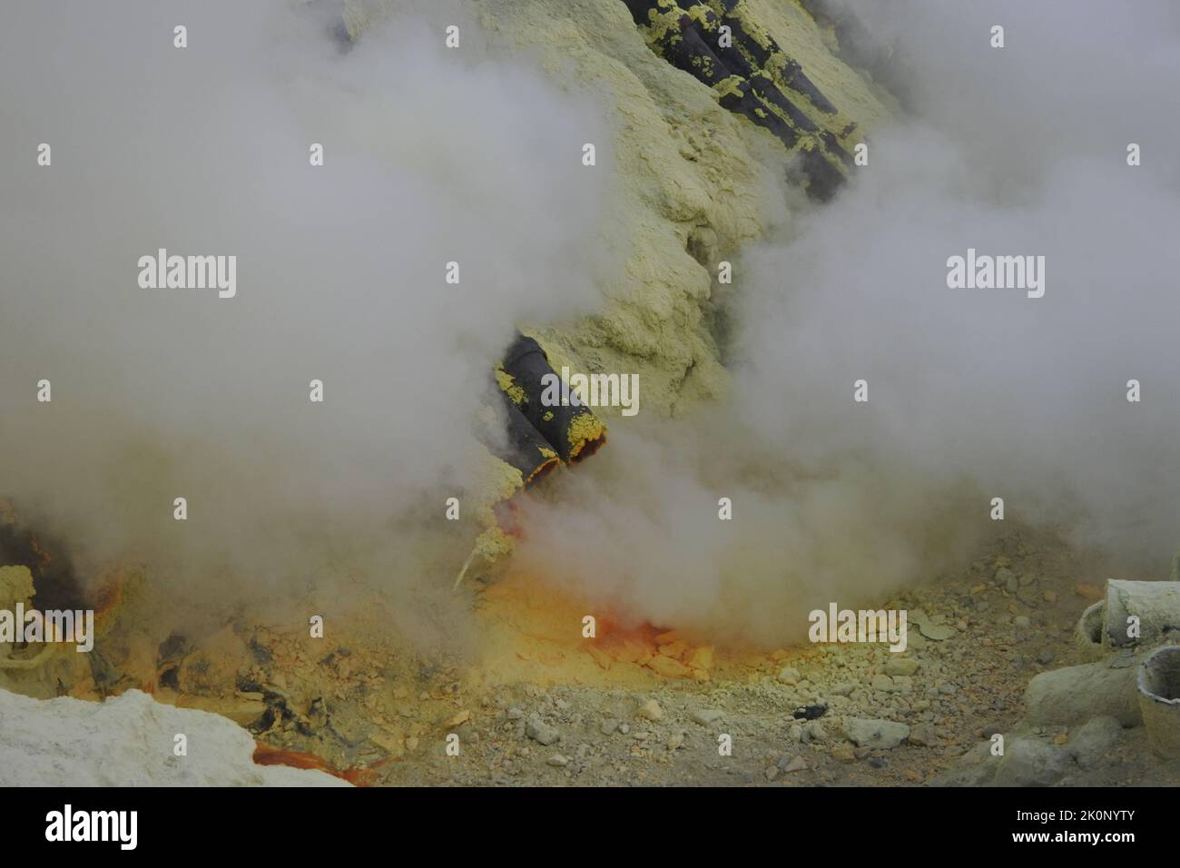 Banyuwangi, Indonesien - 13. Oktober 2019 : Sulphur Miner Aktivität am Ijen Krater in Banyuwangi, Ost-Java, Indonesien. Stockfoto