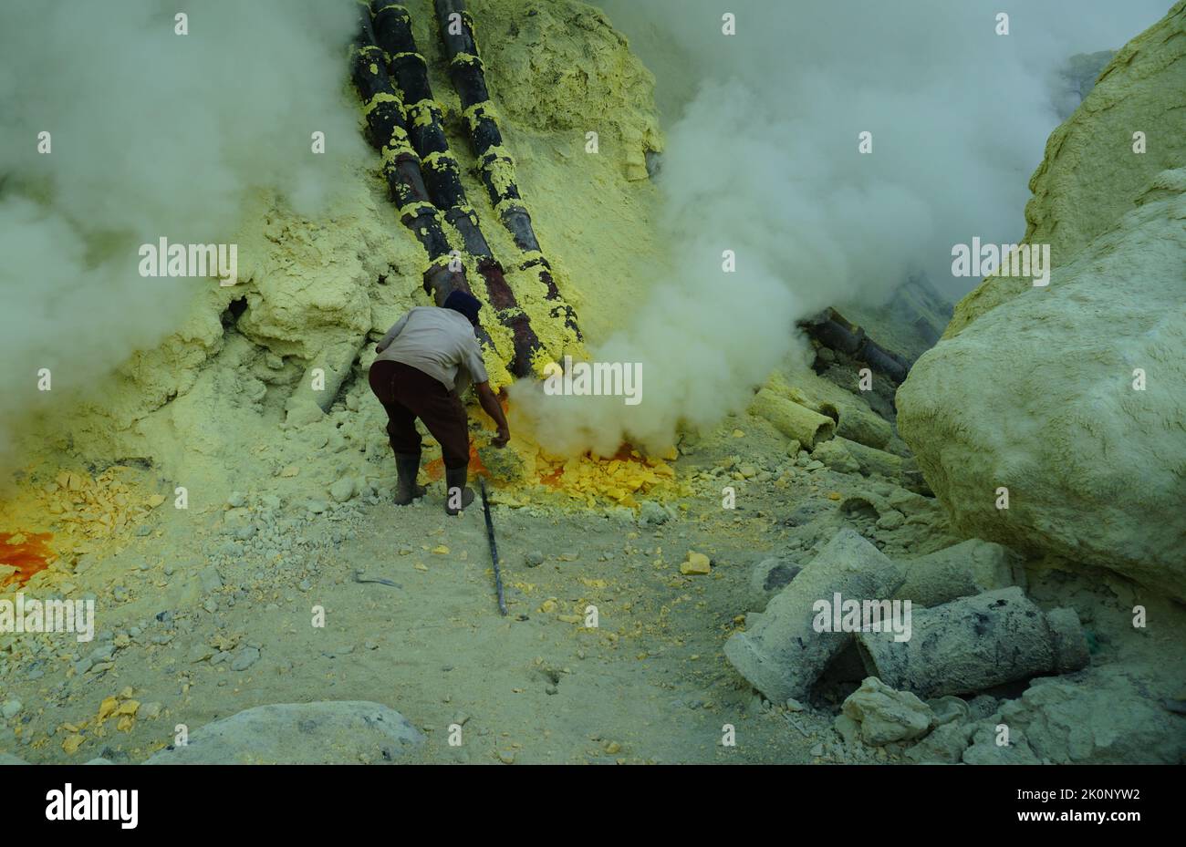 Banyuwangi, Indonesien - 13. Oktober 2019 : Sulphur Miner Aktivität am Ijen Krater in Banyuwangi, Ost-Java, Indonesien. Stockfoto