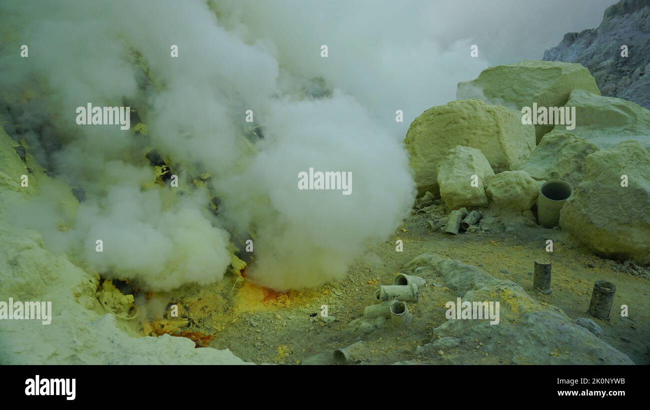 Banyuwangi, Indonesien - 13. Oktober 2019 : Sulphur Miner Aktivität am Ijen Krater in Banyuwangi, Ost-Java, Indonesien. Stockfoto