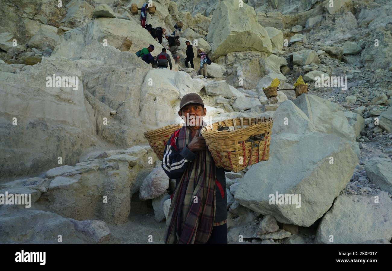 Banyuwangi, Indonesien - 13. Oktober 2019 : Sulphur Miner Aktivität am Ijen Krater in Banyuwangi, Ost-Java, Indonesien. Stockfoto