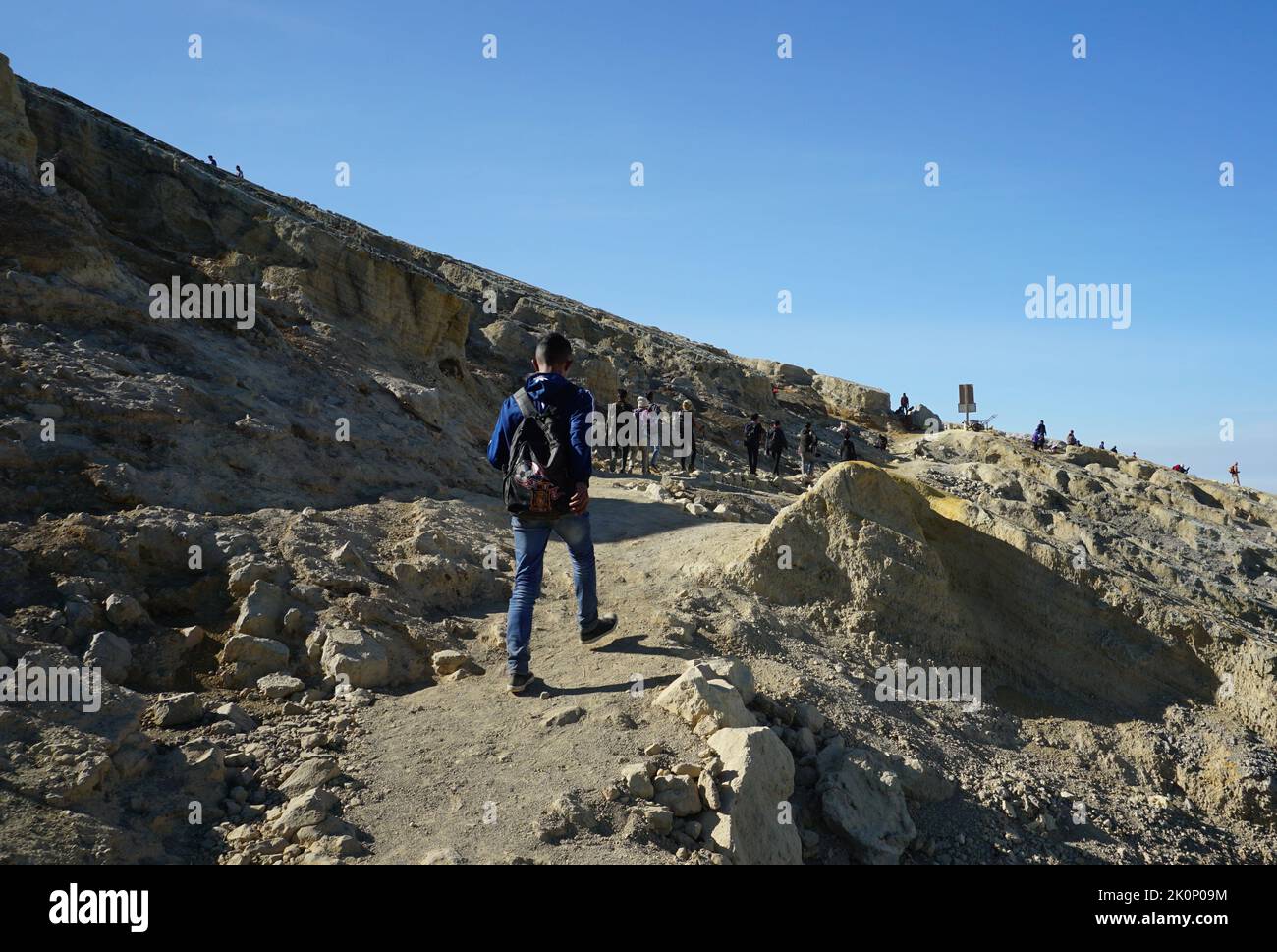 Banyuwangi, Indonesien - 13. Oktober 2019 : morgendliche Aktivität auf dem Gipfel des Berges Ijen Banyuwangi Indonesien. Stockfoto