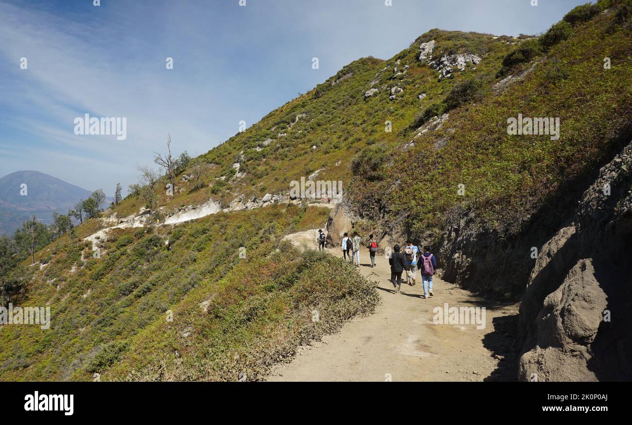 Banyuwangi, Indonesien - 13. Oktober 2019 : morgendliche Aktivität auf dem Gipfel des Berges Ijen Banyuwangi Indonesien. Stockfoto