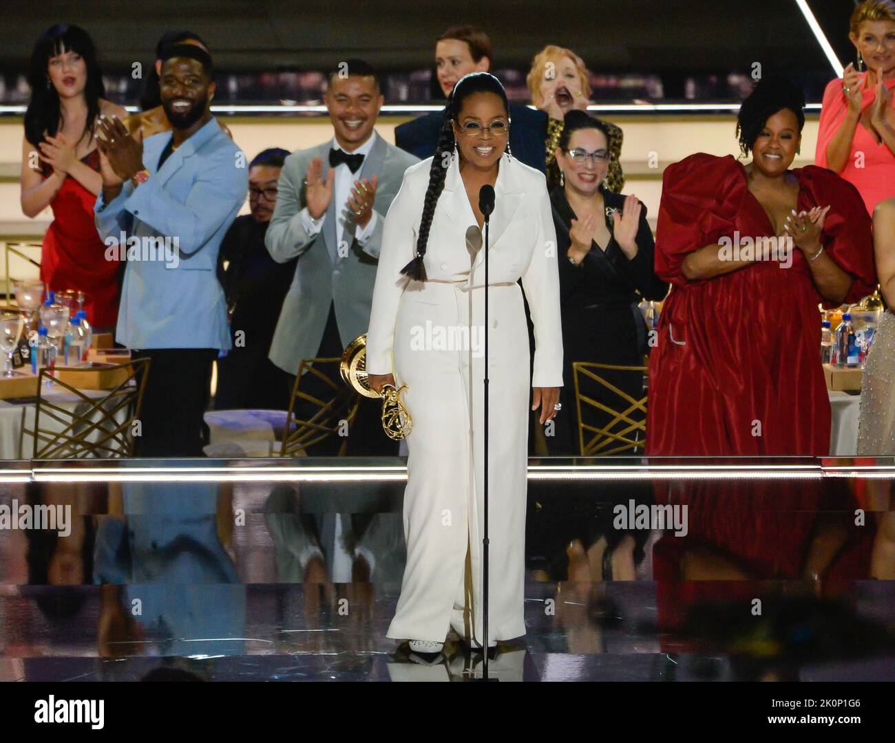 Los Angeles, Usa. 12. September 2022. Oprah Winfrey spricht auf der Bühne während der jährlichen Primetime Emmy Awards 74. im Microsoft Theater in Los Angeles am Montag, den 12. September 2022. Foto von Mike Goulding/UPI Credit: UPI/Alamy Live News Credit: UPI/Alamy Live News Credit: UPI/Alamy Live News Stockfoto