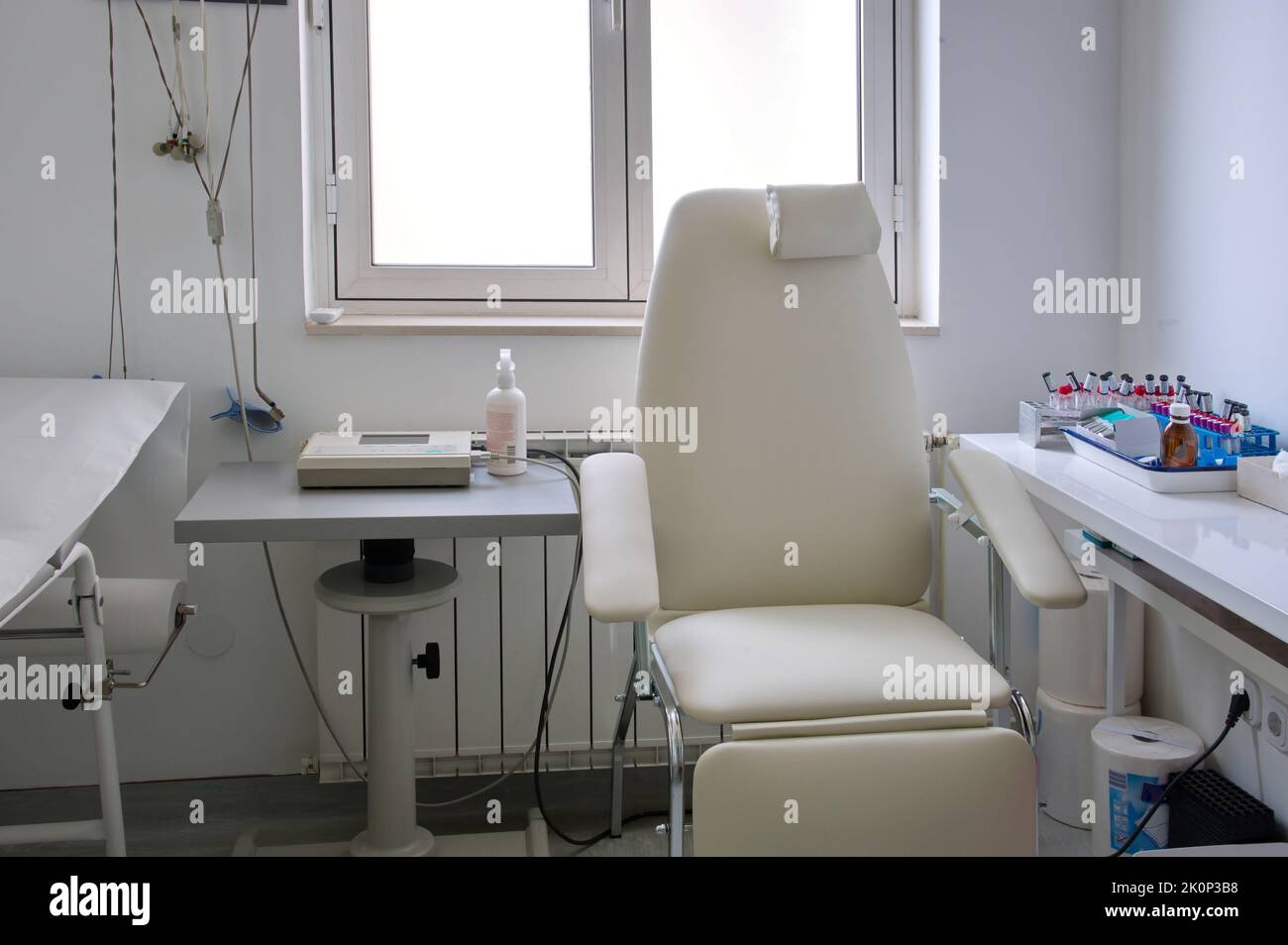 Leeres medizinisches Labor mit Reagenzgläsern auf dem Tisch Stockfoto