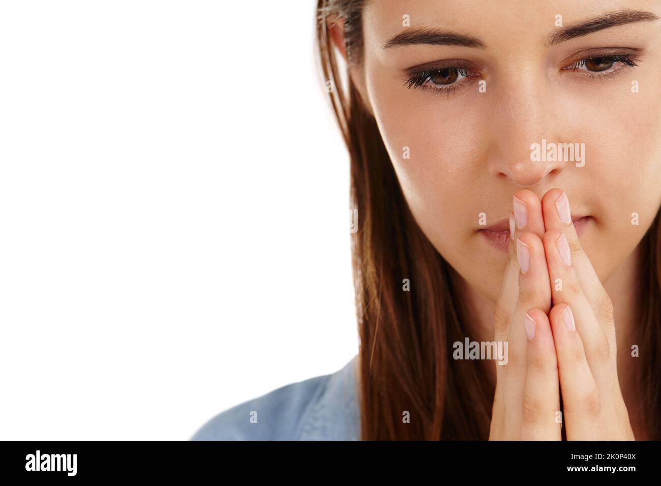 Bleibt Hoffnung in euren Händen. Studio-Aufnahme einer schönen jungen Frau mit ihren Händen zusammen in Erwartung auf einen weißen Hintergrund. Stockfoto