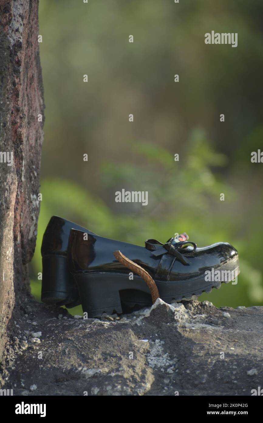 Junge Mädchen Schuh über Vintage Stein Wand, verloren Kind Konzept Stockfoto