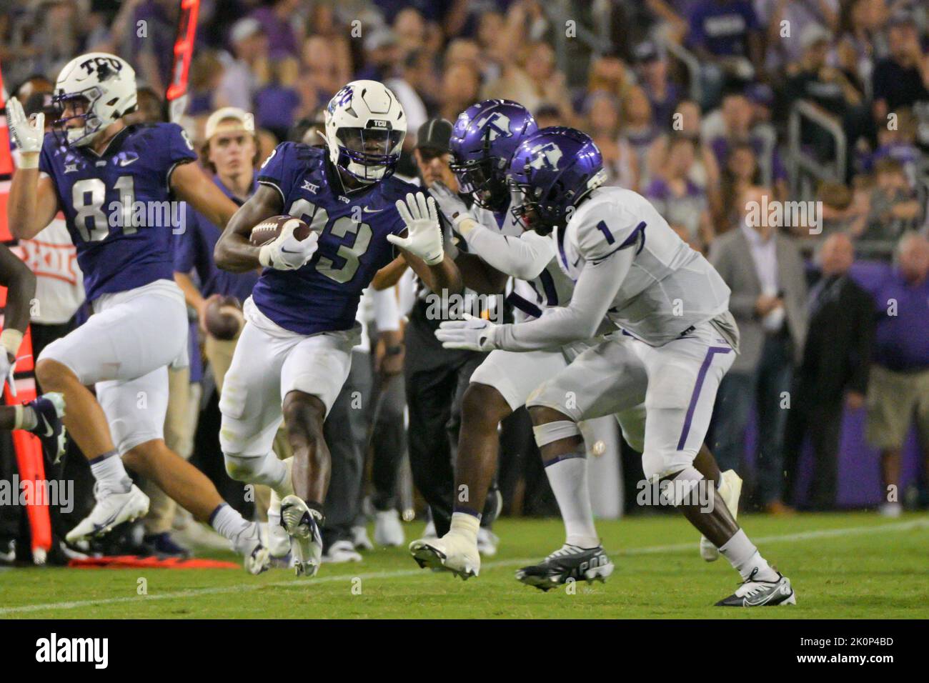 Fort Worth, Texas, USA. 10. September 2022. Patrick Jones (1) und Kyle Taylor (37) versuchen, die TCU Horned Frogs, die Kendre Miller (33) zurücklaufen, während der 1.. Hälfte des NCAA Football-Spiels zwischen den Tarleton State Texans und den TCU Horned Frogs im Amon G. Carter Stadium zu bekämpfen In Fort Worth, Texas. Matthew Lynch/CSM/Alamy Live News Stockfoto