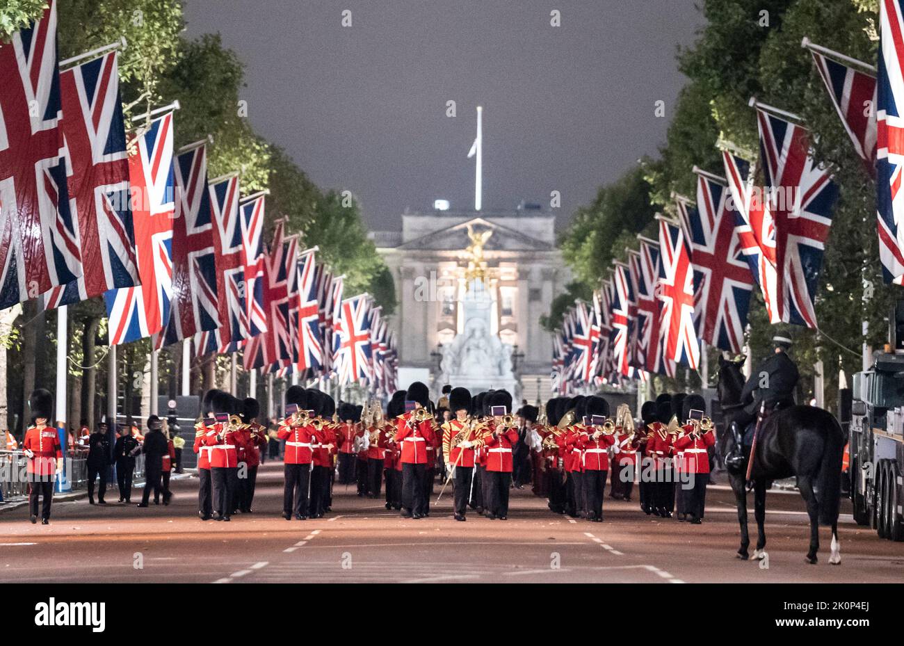 Am frühen Morgen eine Probe für die Prozession des Sarges von Königin Elizabeth vom Buckingham Palace zur Westminster Hall, London, wo er bis zu ihrem Begräbnis am Montag in einem Zustand liegen wird. Bilddatum: Dienstag, 13. September 2022. Stockfoto