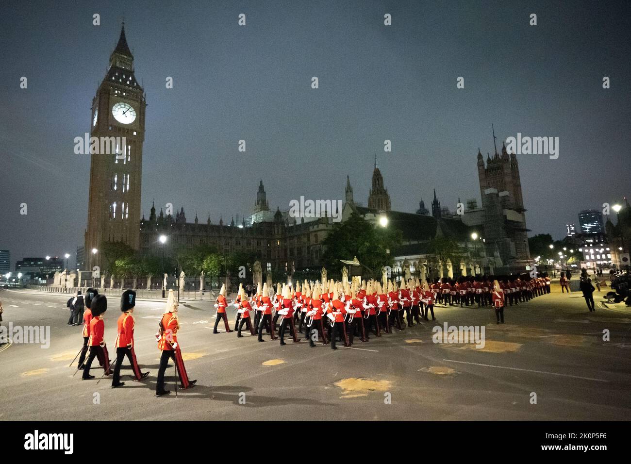 Am frühen Morgen eine Probe für die Prozession des Sarges von Königin Elizabeth vom Buckingham Palace zur Westminster Hall, London, wo er bis zu ihrem Begräbnis am Montag in einem Zustand liegen wird. Bilddatum: Dienstag, 13. September 2022. Stockfoto