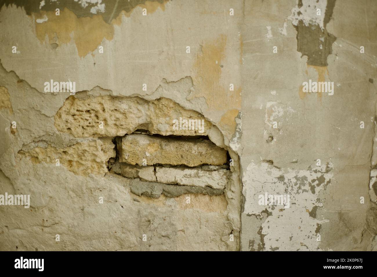 Alte zerstörte Mauer. Zementstruktur und Ziegelloch. Abgebrochen. Abgebrochen. Wiederherstellen und Wiederherstellen. Platz für Text kopieren. Stockfoto