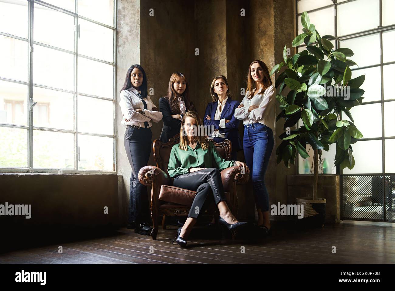 Unternehmensporträt einer Gruppe weibliche Geschäftsfrauen, die in den Büroarmen gekreuzt stehen - Business Co-Working erfolgreiches weibliches Team - nur multiethnisch Stockfoto