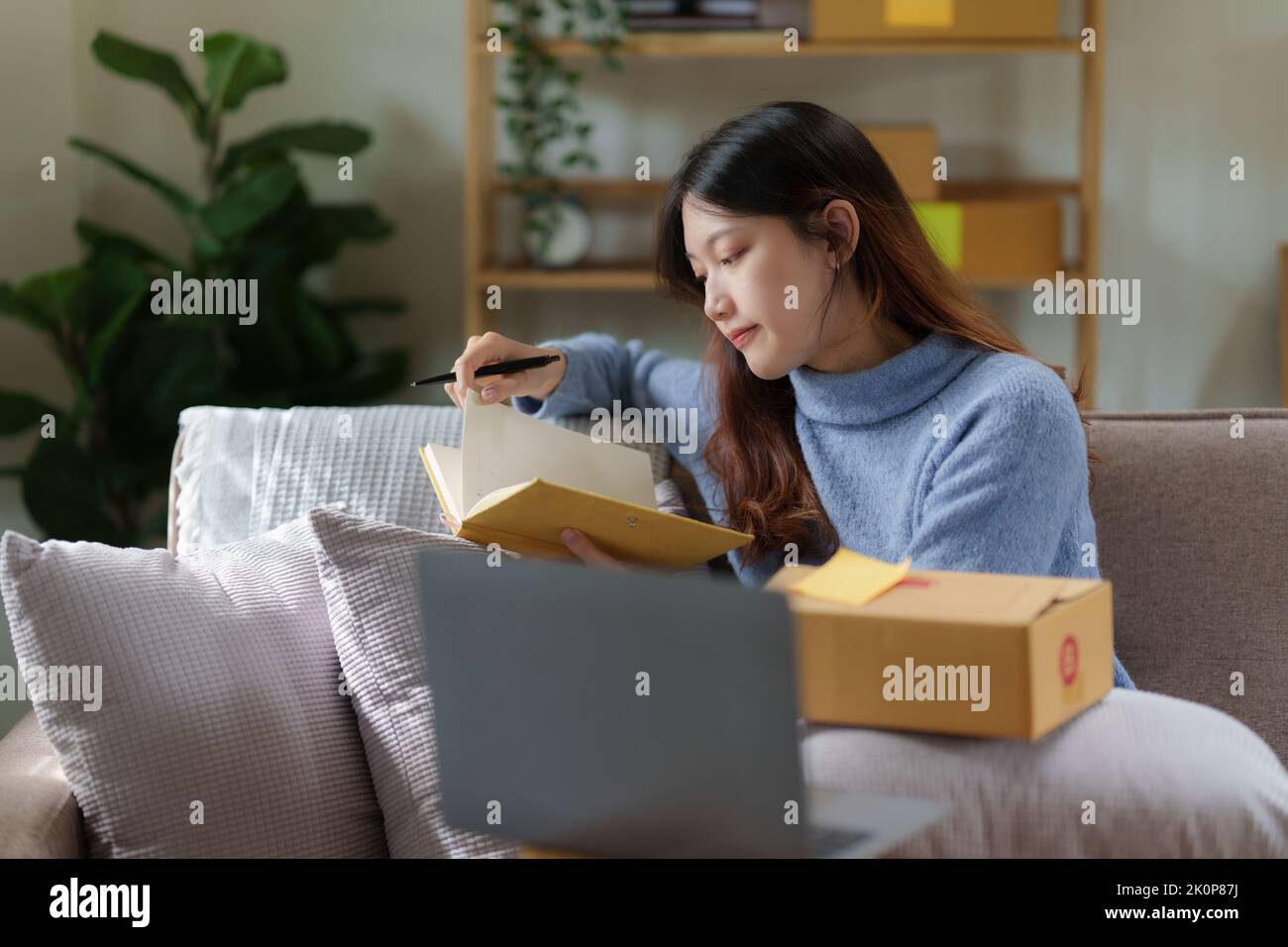 Asiatische KMU-Geschäft Frau arbeitet im Home Office. Online-Shopping-Konzept Stockfoto