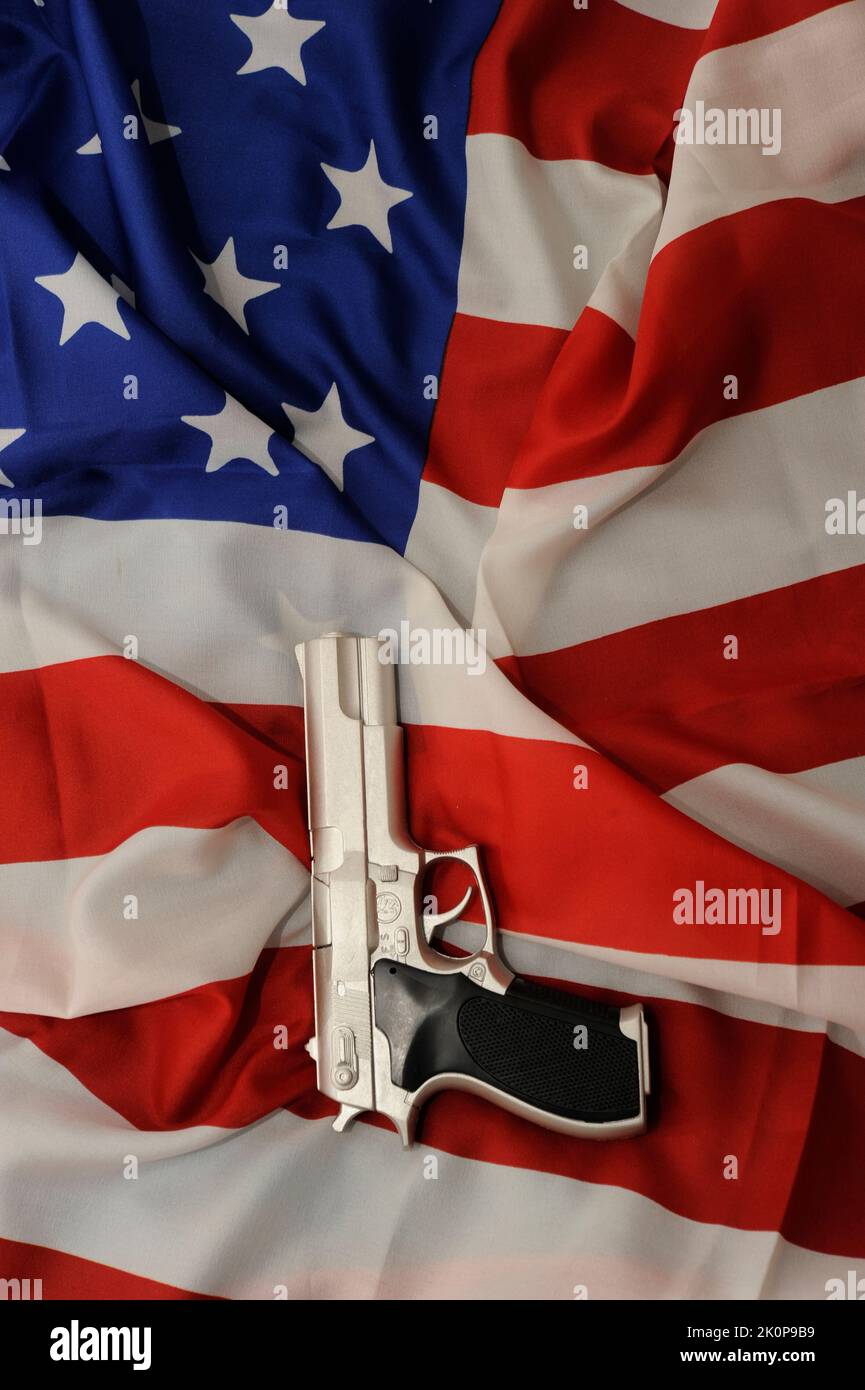 Flagge der USA und Waffe, Problem der Waffenkontrolle in den Vereinigten Staaten Stockfoto