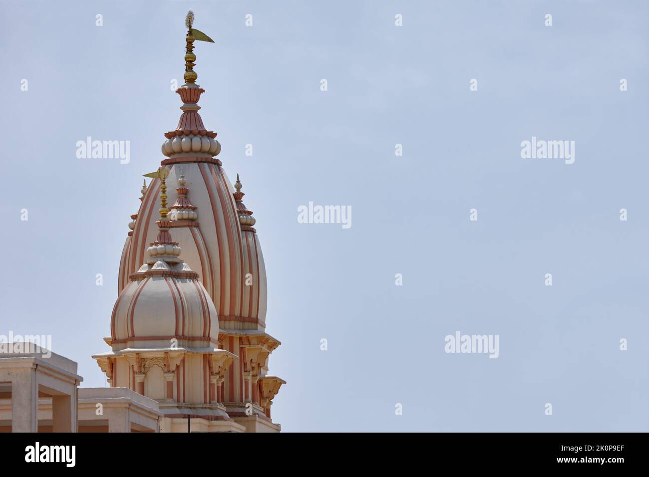 Himmlische Türme. Konzeptuelles Bild der Türme von Naba Brindaban, Indien. Stockfoto