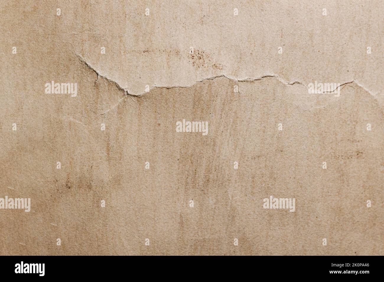 Textur von veraltertem Papierbogen, Schmutzflecken, Flecken, Falten, Vintage-Hintergrund Stockfoto