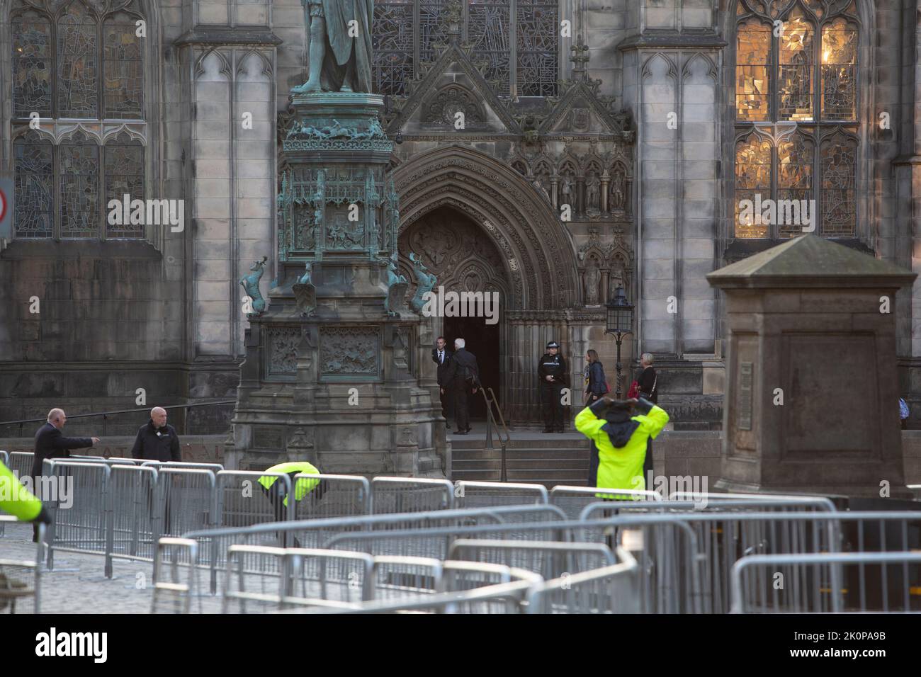 Edinburgh, 13.. September 20202. Trauernde auf dem Weg zur St Gile's Cathedral in der Royal Mile in Edinburgh zeigen ihrer Majestät Respekt. Die Sarge von Königin Elizabeth II. Werden heute später nach England reisen. Die Königin starb friedlich am 8.. September 2022 in Balmoral. Schottland Bild: Pako Mera/Alamy Live News Stockfoto