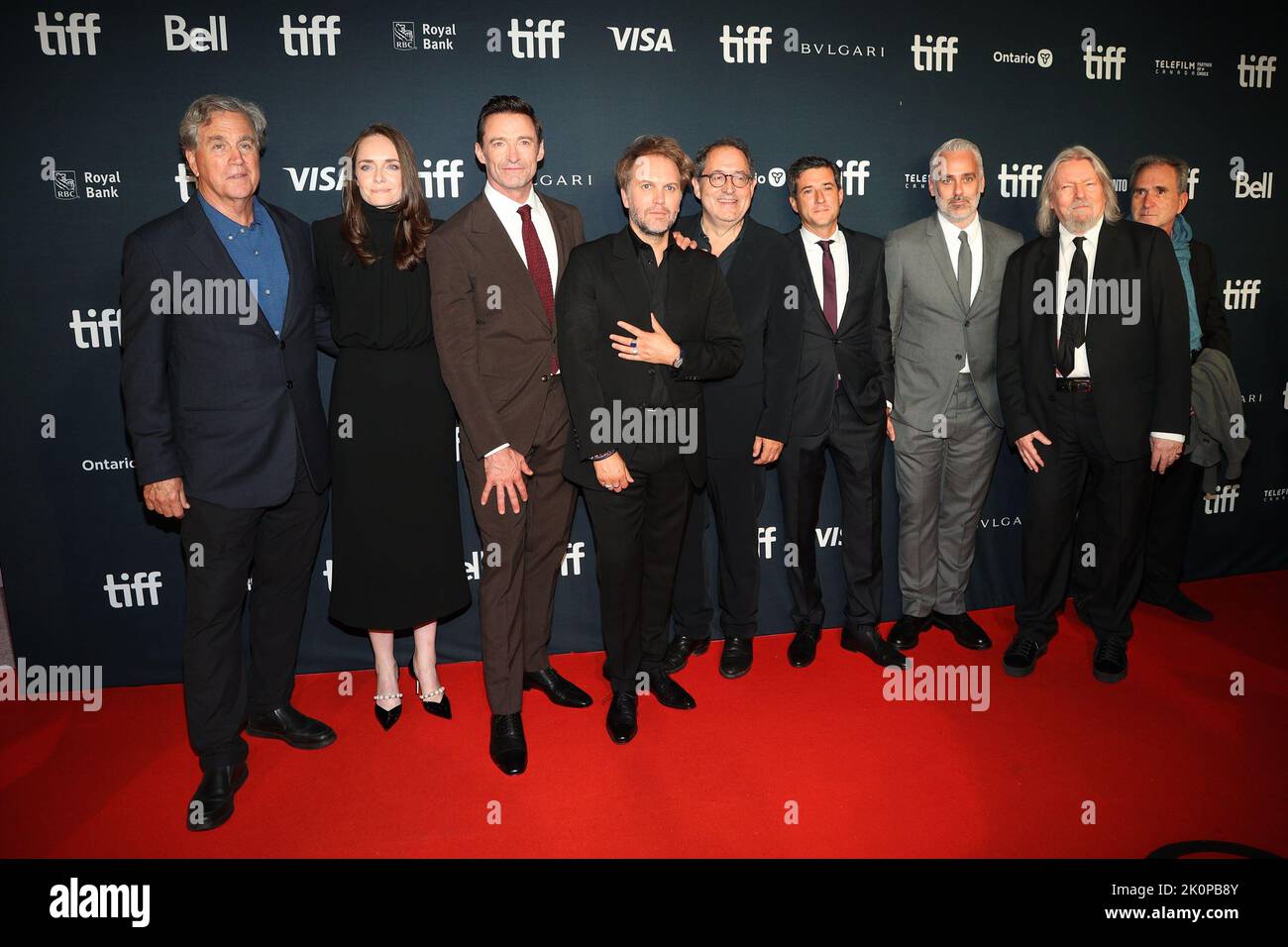 Toronto, ON. 12. September 2022. Tom Bernard, Joanna Laurie, Hugh Jackman, Florian Zeller, Michael Barker, Hugo Grumbar, Iain Canning, Christopher Hampton, Philippe Carcassonne bei der Ankunft des SOHNES Premiere auf dem Toronto International Film Festival, Roy Thomson Hall, Toronto, AM 12. September 2022. Kredit: JA/Everett Collection/Alamy Live Nachrichten Stockfoto