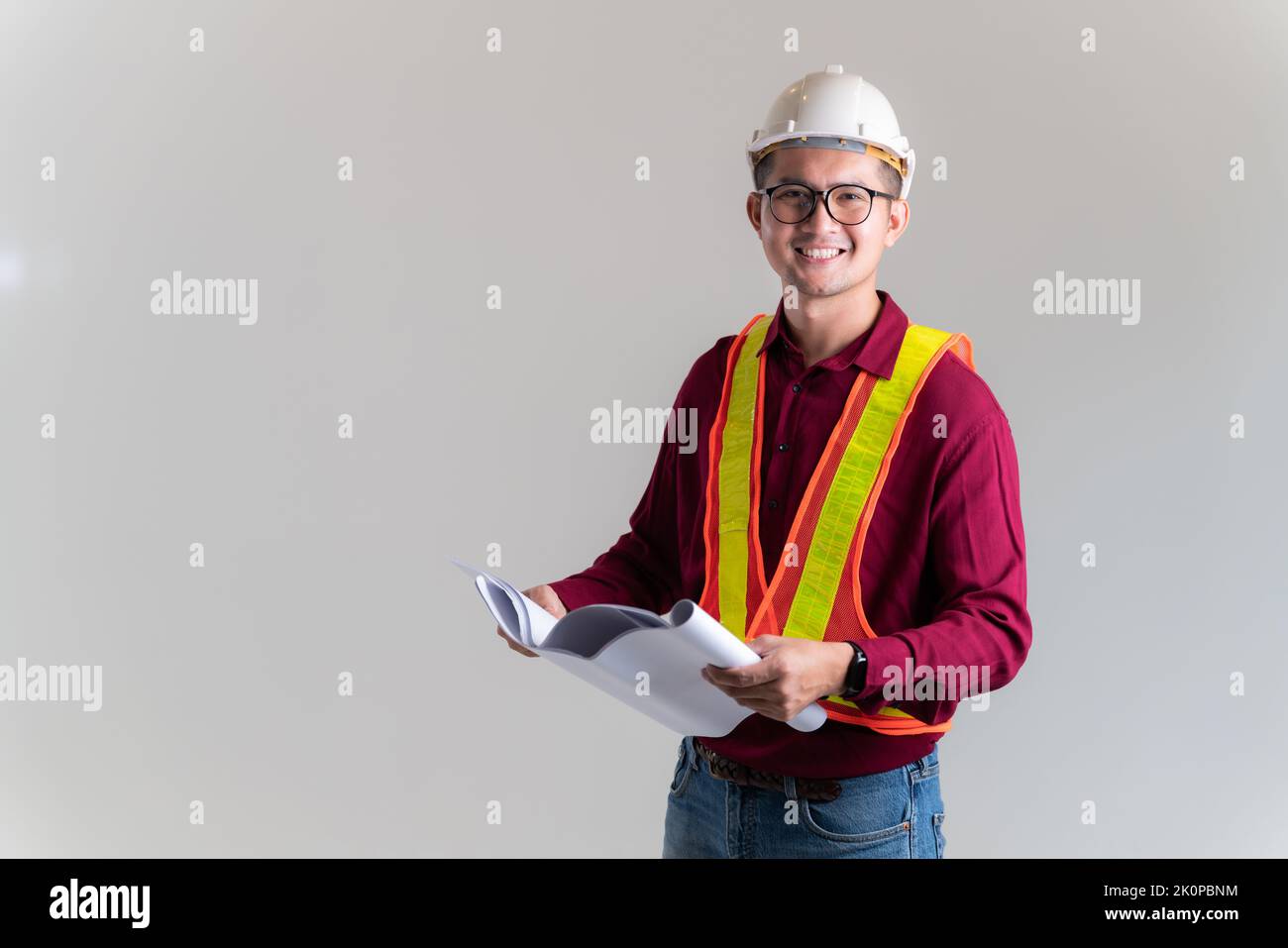 Architekt Baumeister lächelnde Layout-Plan der Räume, Bauingenieur Überprüfung der Arbeit mit Blaupausen in einem Studio. Architekt, Ingenieur, Baukonzept von C Stockfoto