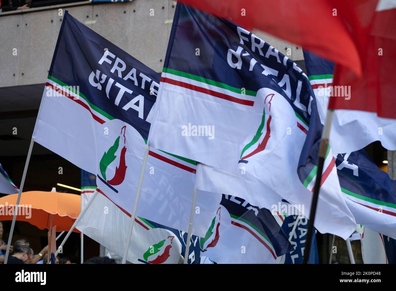 GENUA, ITALIEN, 10. JUNI 2022 - die Parteiflaggen von Fratelli d'Italia während einer politischen Kundgebung in Genua, Italien. Stockfoto