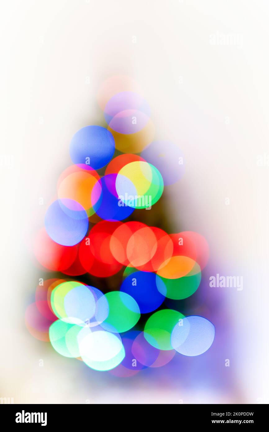 Verwischen Sie Licht bunte Bokeh Feier und defokussieren Lichter Dekoration auf weihnachtsbaum auf weißem Hintergrund Stockfoto