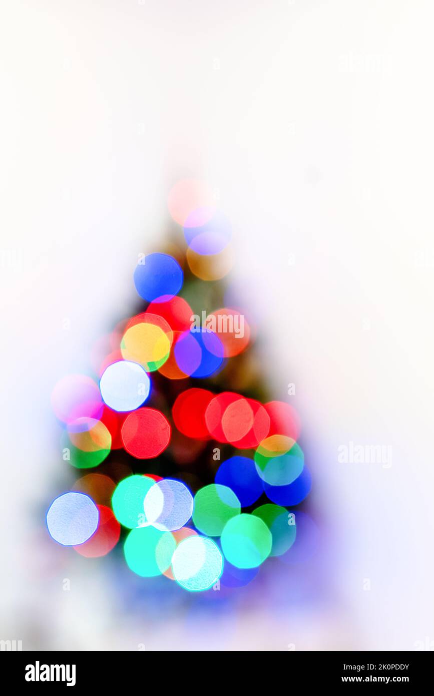 Verwischen Sie Licht bunte Bokeh Feier und defokussieren Lichter Dekoration auf weihnachtsbaum auf weißem Hintergrund Stockfoto