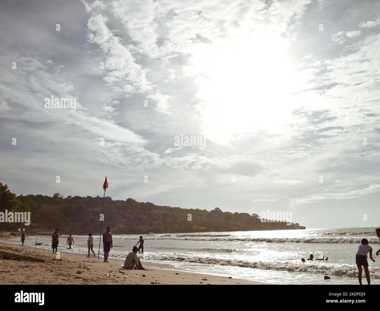 Einheimische am Strand von Jimbaran, Bali, Indonesien Stockfoto