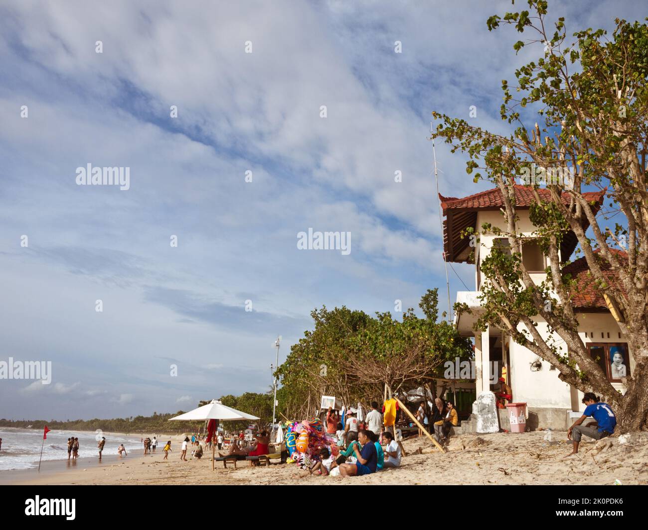 Einheimische am Strand von Jimbaran, Bali, Indonesien Stockfoto