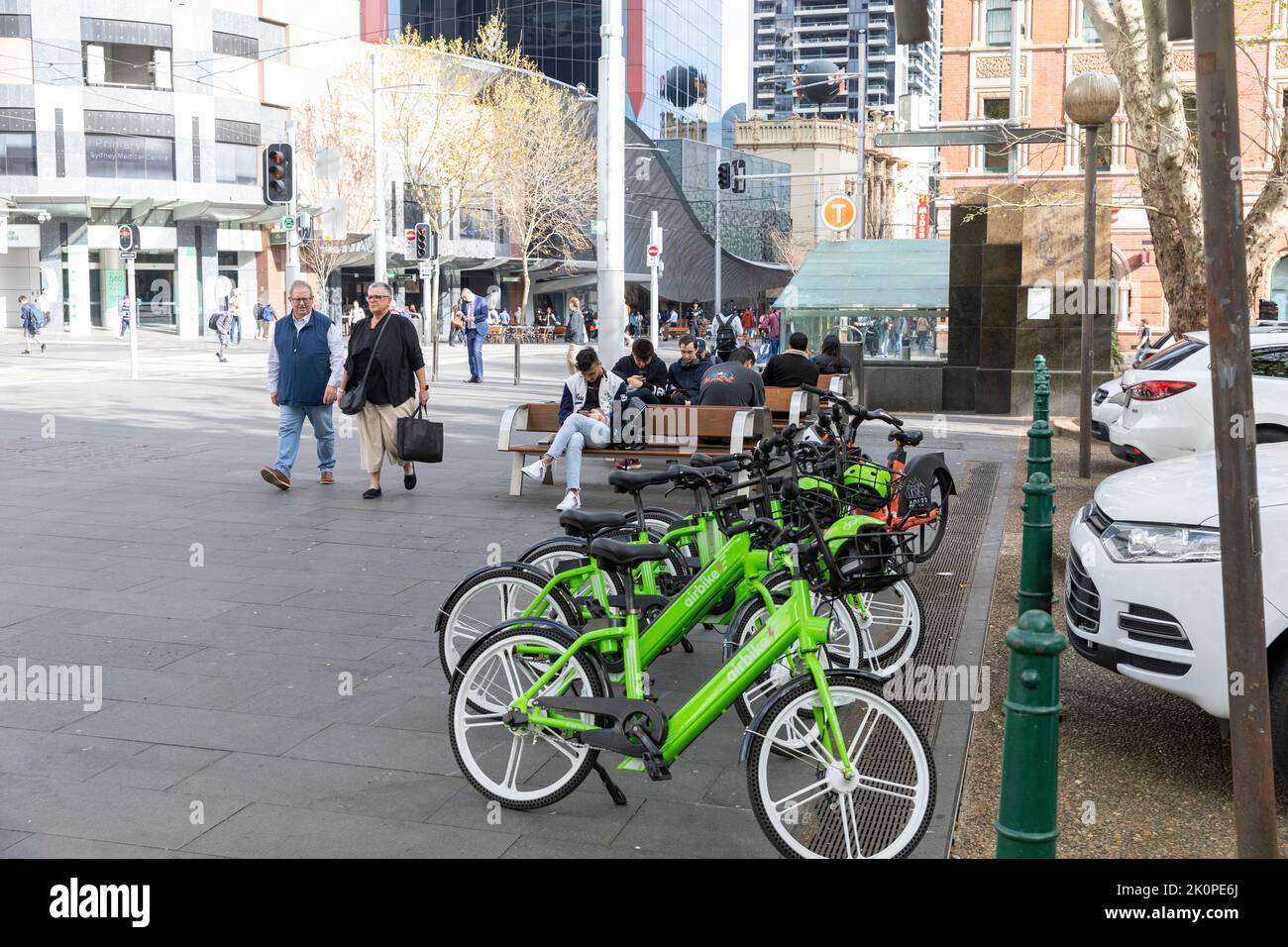 Sydney City Centre, grüne Elektro-E-Bikes von AirBike zum Mieten und Teilen im Stadtzentrum von Sydney, NSW, Australien Stockfoto