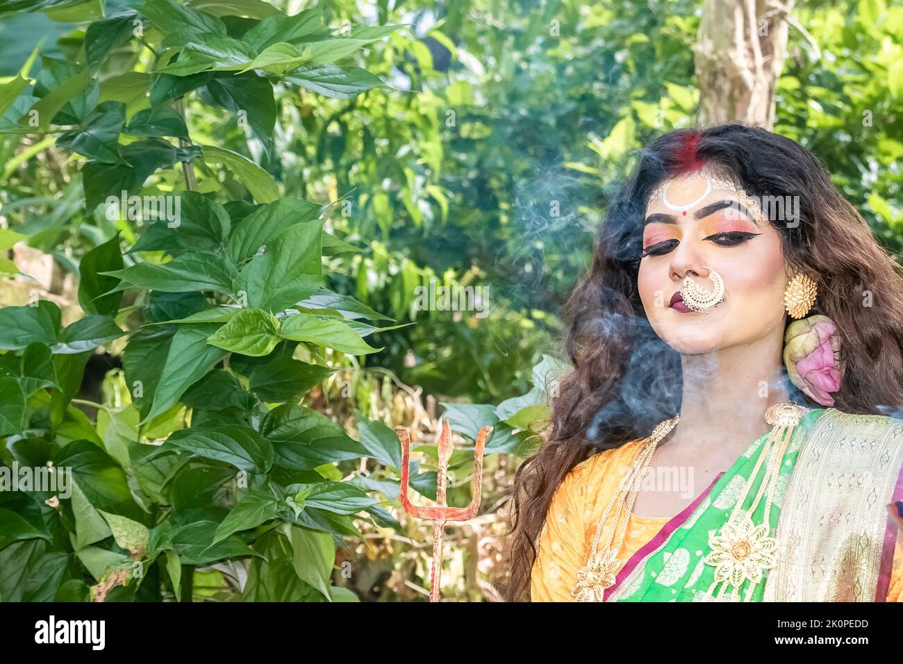 Verheiratete Frauen, die Dhunuchi-Tanz anlässlich der Durga Agomoni als Ritual aufführen, bedeckten den gesamten Bereich mit dem Heiligen Rauch. Stockfoto