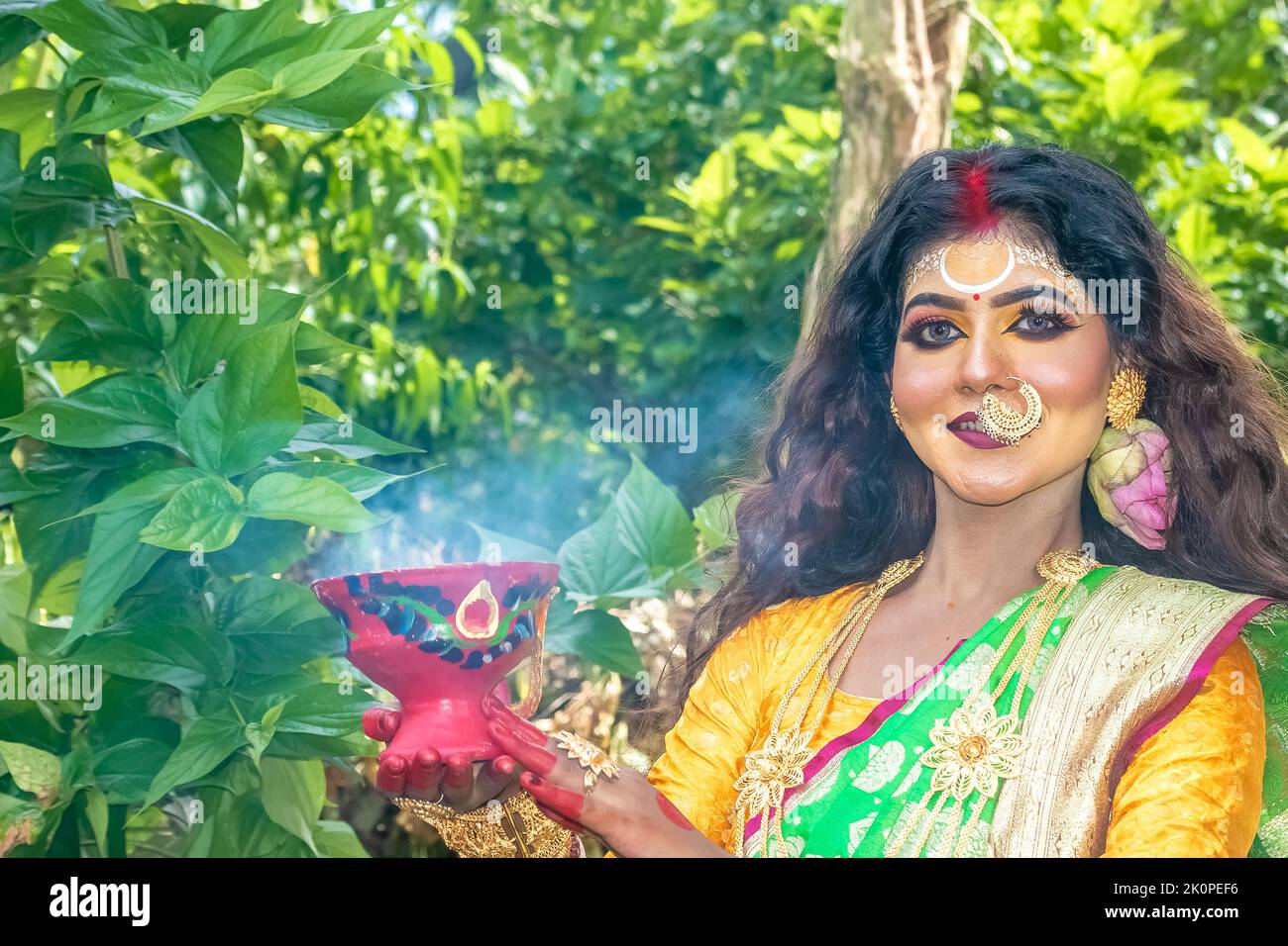 Verheiratete Frauen, die Dhunuchi-Tanz anlässlich der Durga Agomoni als Ritual aufführen, bedeckten den gesamten Bereich mit dem Heiligen Rauch. Stockfoto