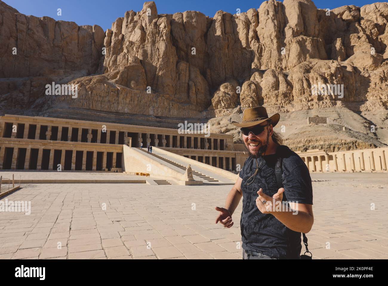 Weißer Mann Tourist, der einen antiken Totentempel der Hatschepsut in der Nähe von Luxor, Ägypten, besucht Stockfoto