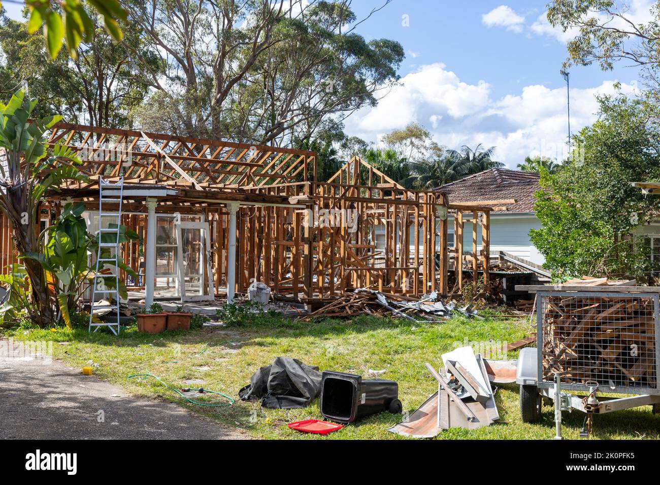 Wohnhaus in Avalon Beach Sydney, das für den Abriss vorbereitet wird, Holzrahmen und Dachbinder sichtbar, Australien Stockfoto