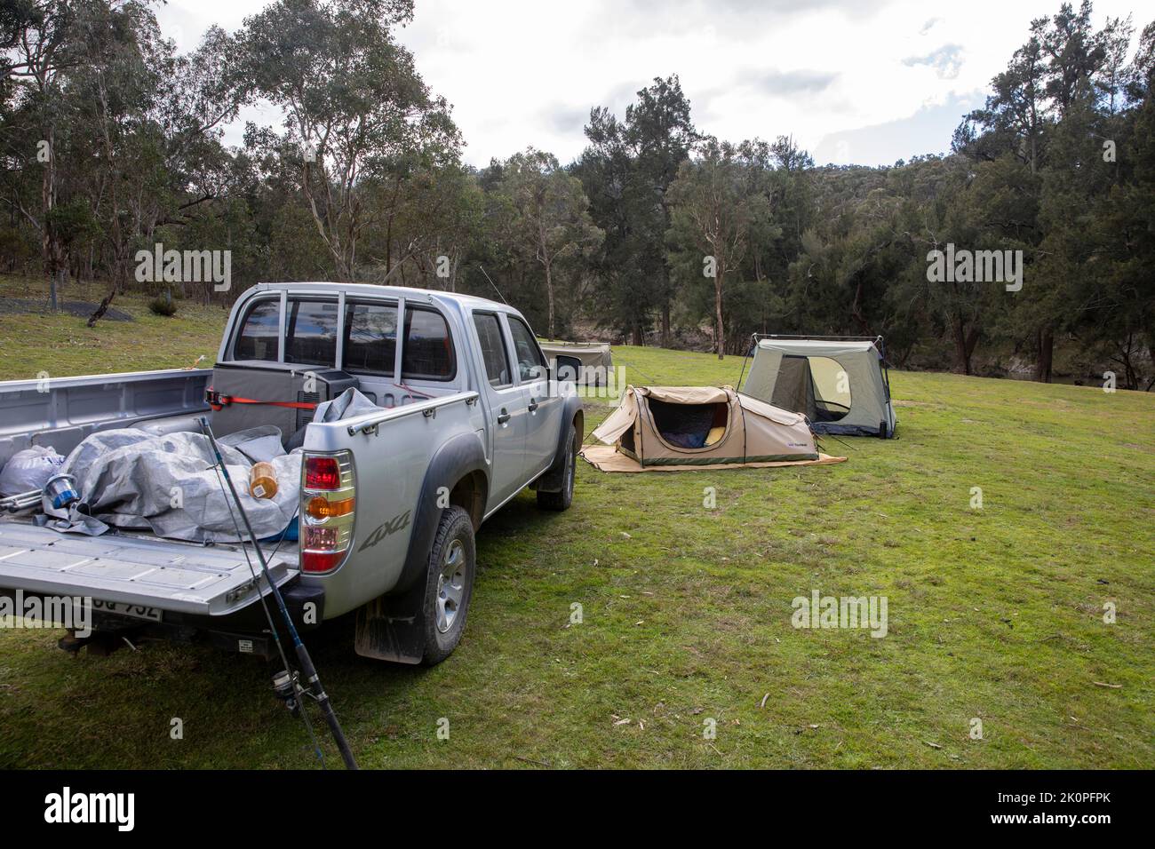 Australischer Campingplatz im Abercrombie River National Park im regionalen New South Wales, Swag-Zelt und Mazda Ute Vehicle, Australien Stockfoto