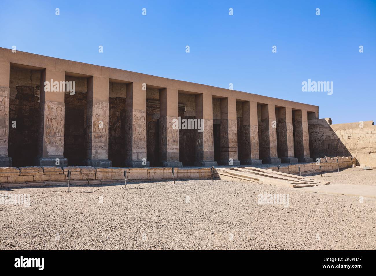 Blick im Freien auf einen alten ägyptischen Tempel von Seti Ich war auch bekannt als der große Tempel von Abydos in Kharga, Ägypten Stockfoto