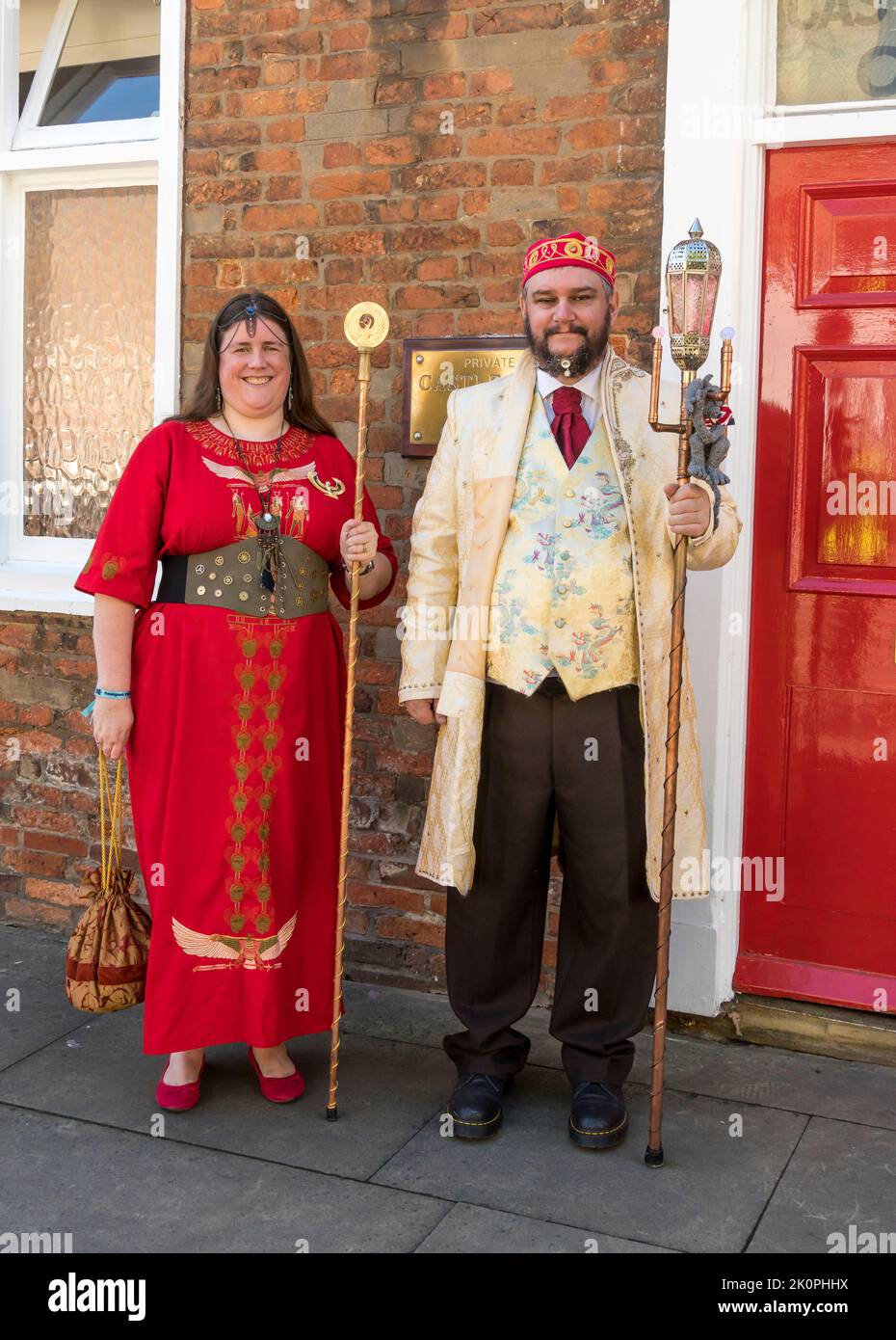 Paar in schicken Kleidern beim Lincoln Steampunk Festival, Lincoln 2022 Stockfoto