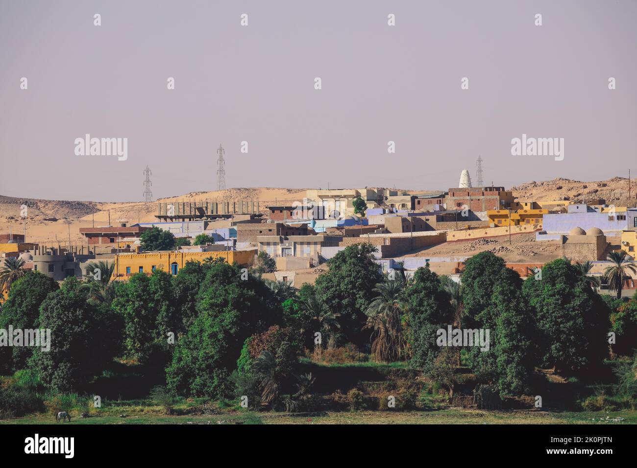 Panoramablick auf das farbenfrohe nubische Dorf auf der ägyptischen Insel in der Nähe des Nils, Ägypten Stockfoto