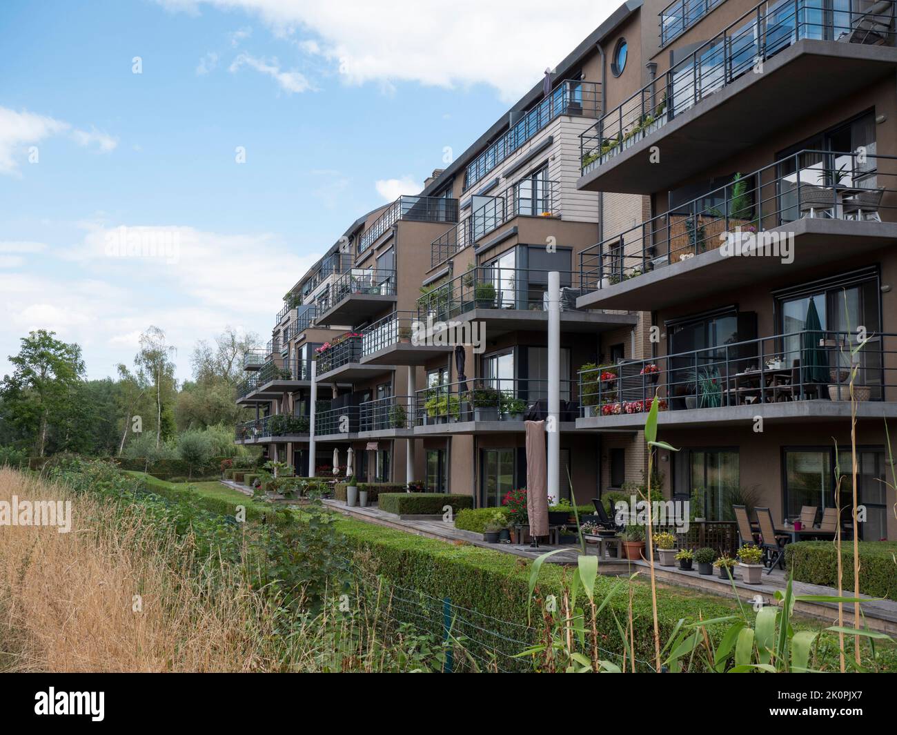 Lokeren, Belgien, 27. August 2022, Mehrfamilienhaus mit Balkon mit Blick auf den Fluss Durme und die wunderschöne Natur Stockfoto