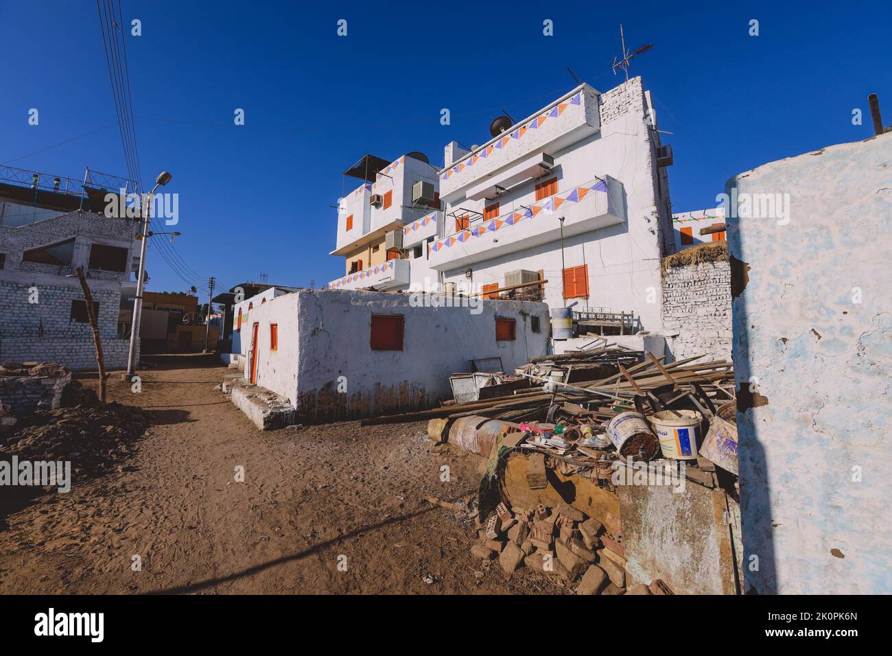 Bunte Gebäude in Assuan mit lokaler nubischer Stildekoration an den Wänden, Ägypten Stockfoto