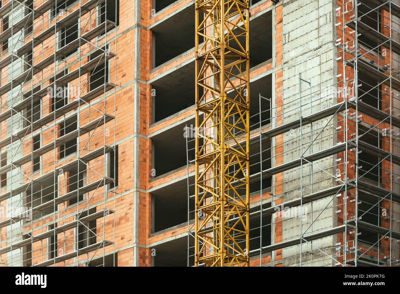 Bauindustrie und Wohnungsbau Entwicklung, Gerüste rund um hohe gebaute Struktur aus Beton und Lehm Blöcke in Wohn Stockfoto