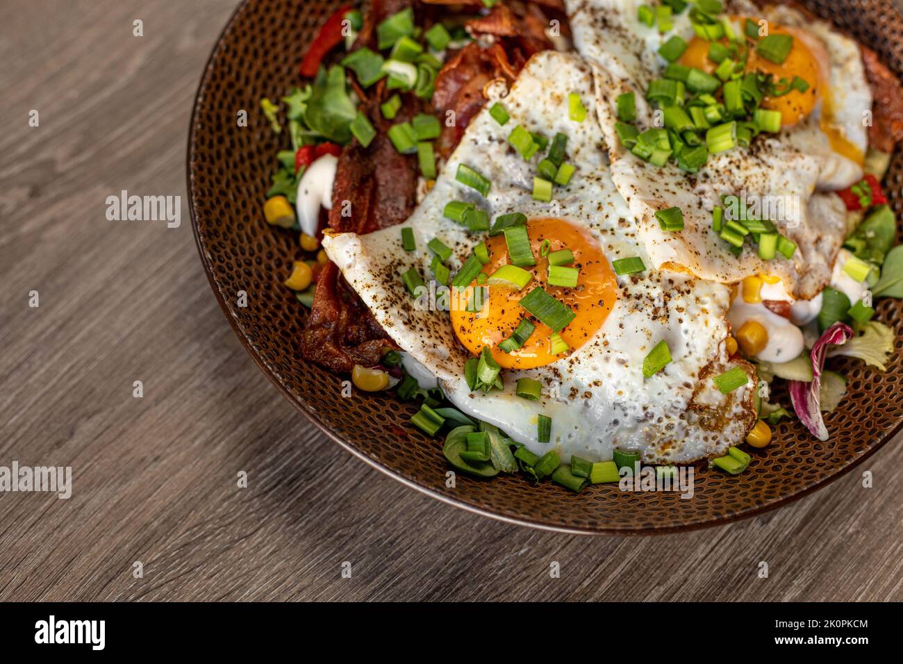 Nahaufnahme leckere, leckere und fettige Spiegeleier mit Fleisch und Speck. Food Delivery und Fast Food Service für beschäftigte Menschen Stockfoto